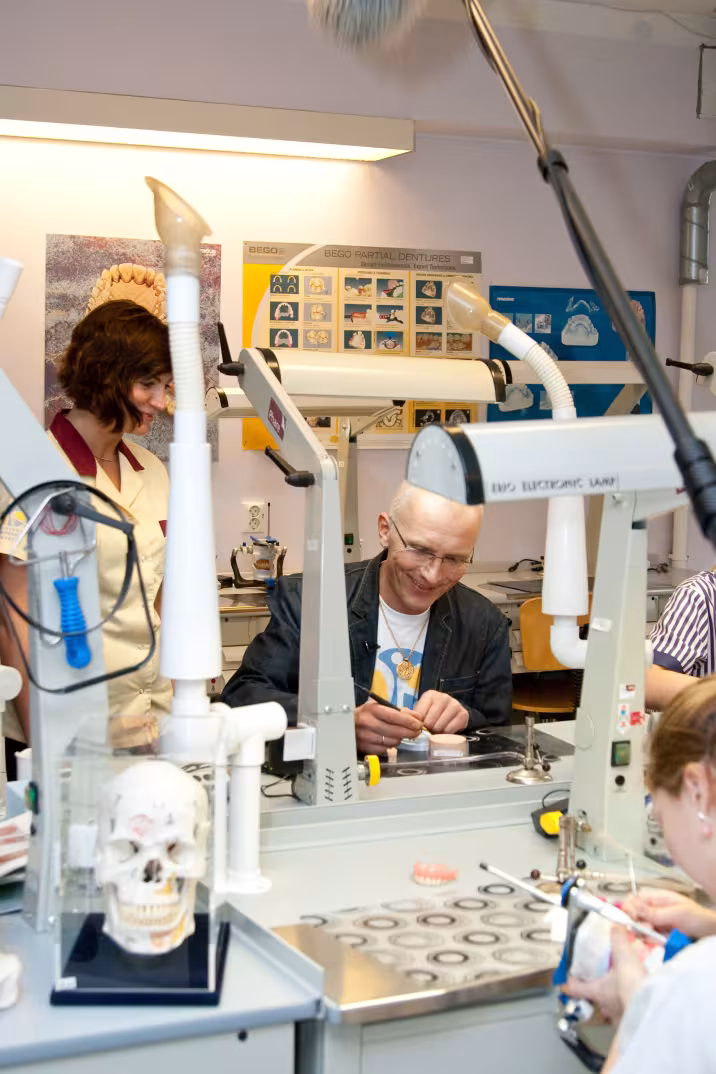 Marit Paljak ja Vallo Nuust hambatehnika praktikumis