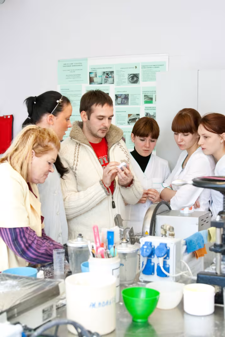 Huvilised hambatehnika laboratooriumis