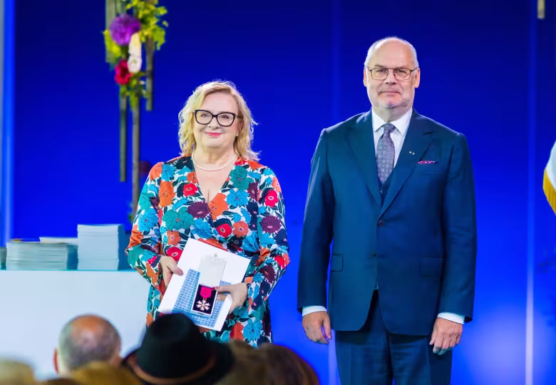 President Alar Karis andis rektor Ülle Ernitsale üle Valgetähe teenetemärgi